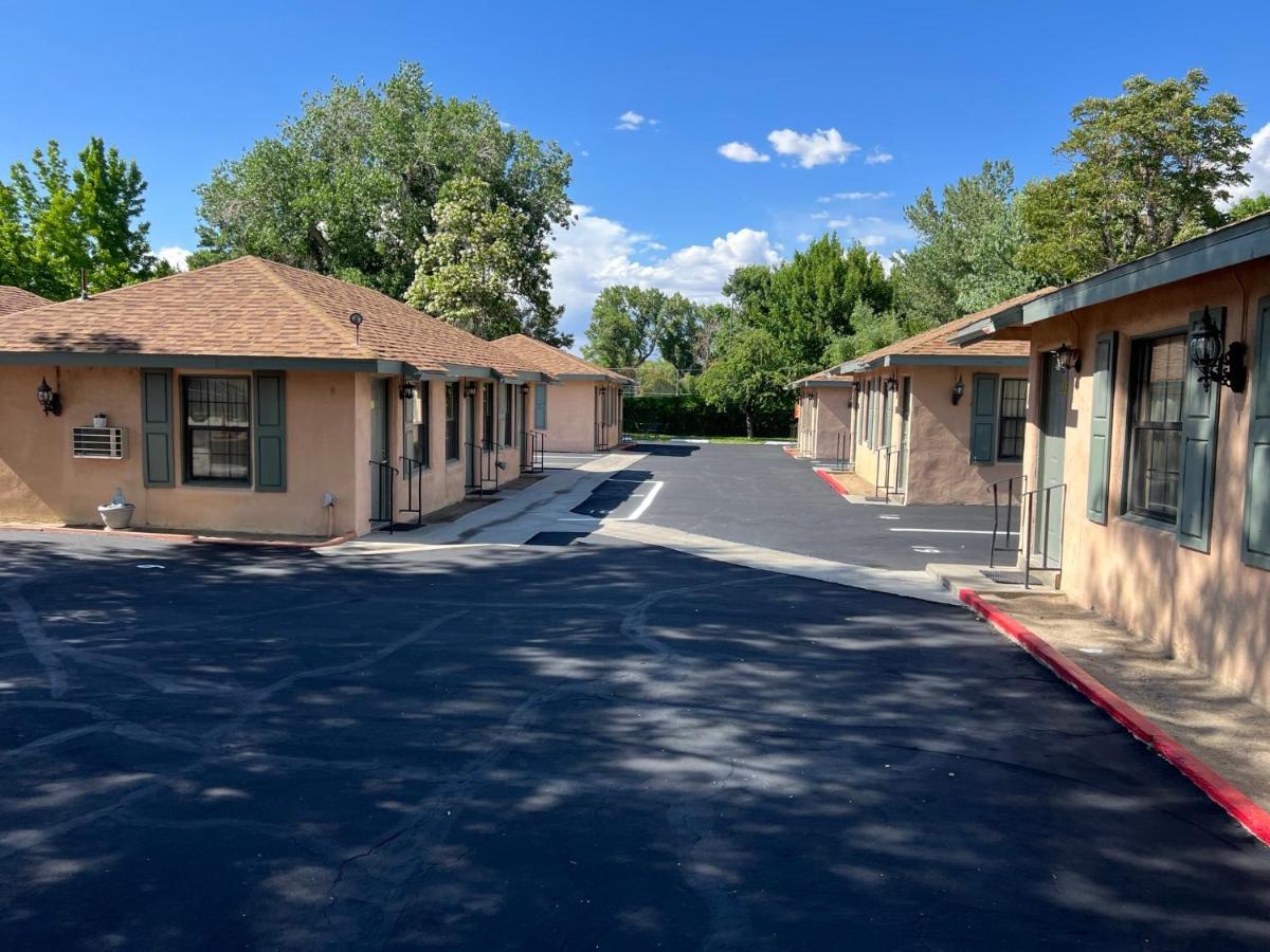 Bishop Elms Motel Exterior photo